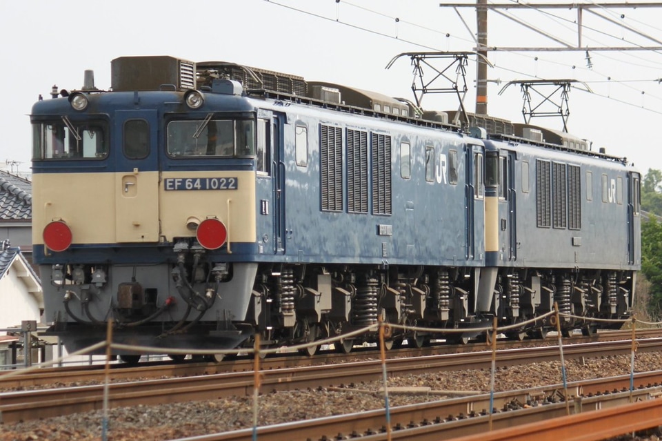 【JR貨】EF64-1028牽引の8865レにEF64-1022が連結され国鉄色重連で運転の拡大写真