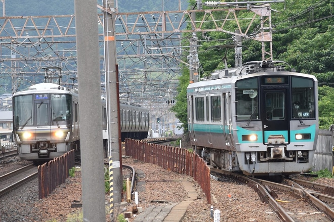【JR西】125系クモハ125-17が吹田総合車両所本所出場回送を山科駅で撮影した写真