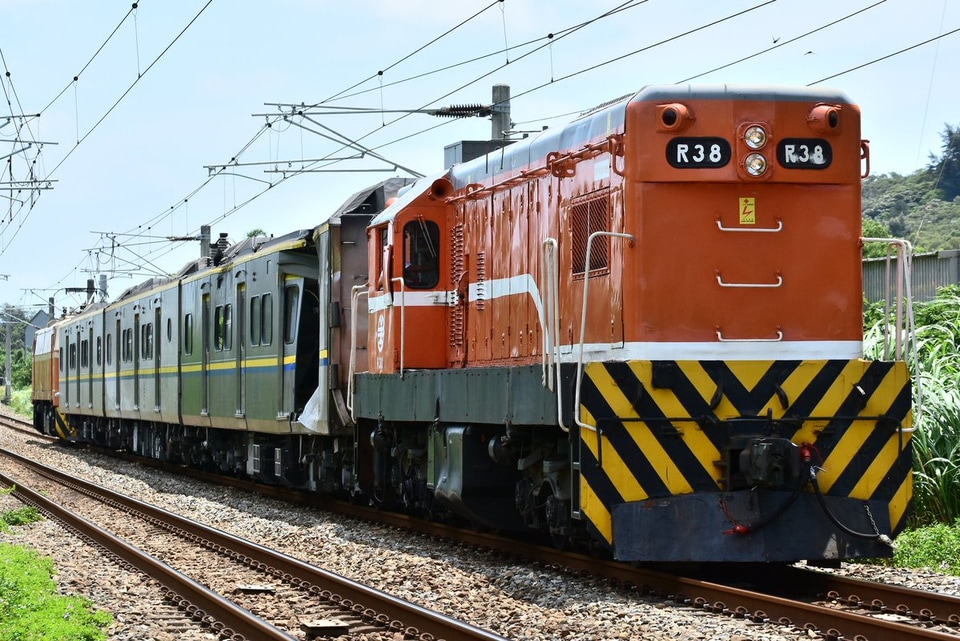 【台鐵】EMU800型踏切事故被災車回送の拡大写真