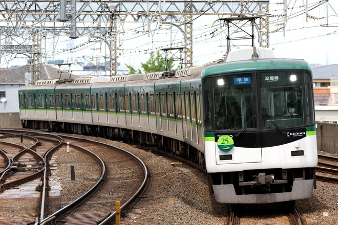 【京阪】京阪電車7200系25周年記念ヘッドマーク掲出を萱島駅で撮影した写真