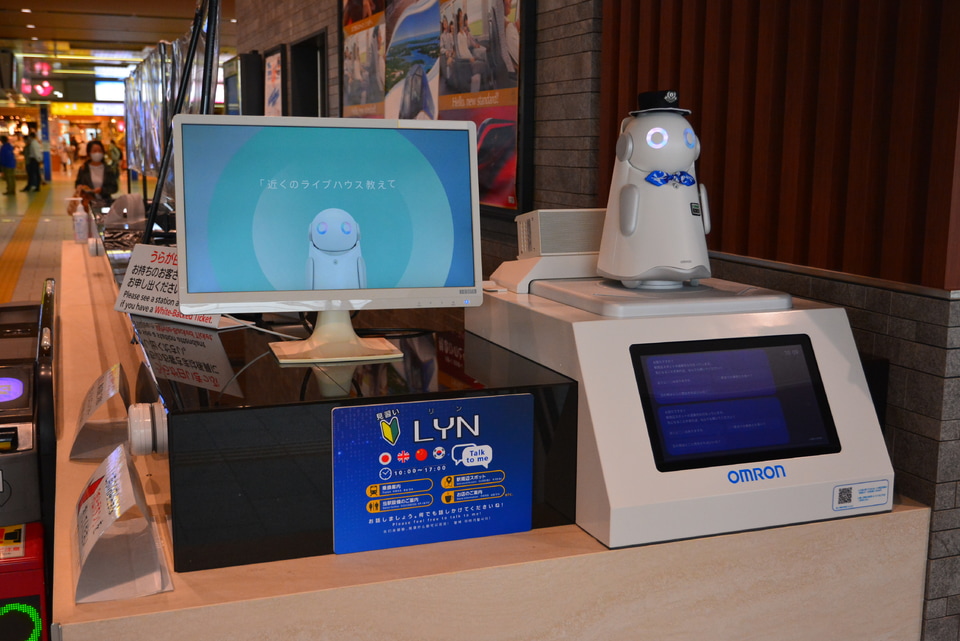 【近鉄】大和西大寺駅に駅案内ロボットが設置の拡大写真