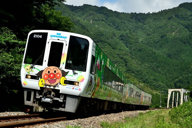 【JR四】アンパンマン列車グリーンが南風号に充当