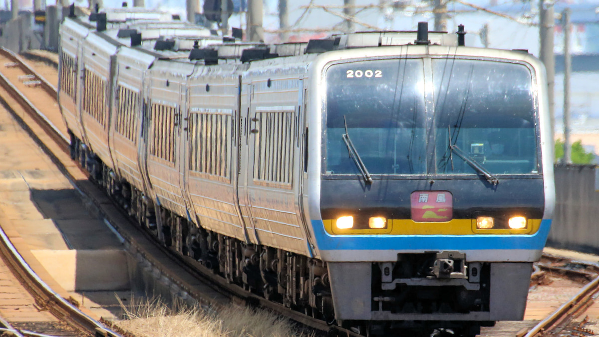 【JR四】オレンジアンパンマン列車の代替運用に一般色2000系特急 