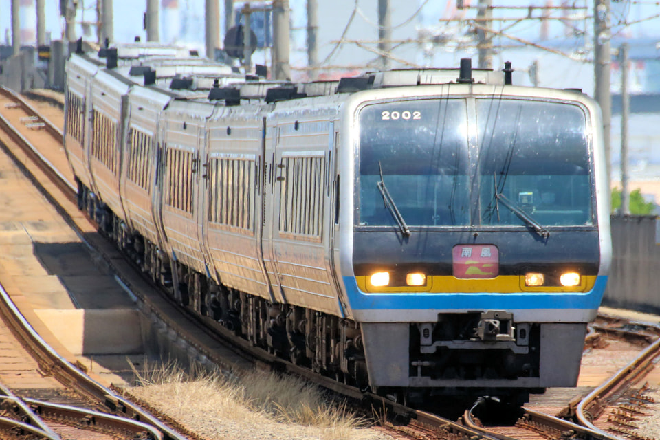 【JR四】オレンジアンパンマン列車の代替運用に一般色2000系特急気動車を使用。の拡大写真
