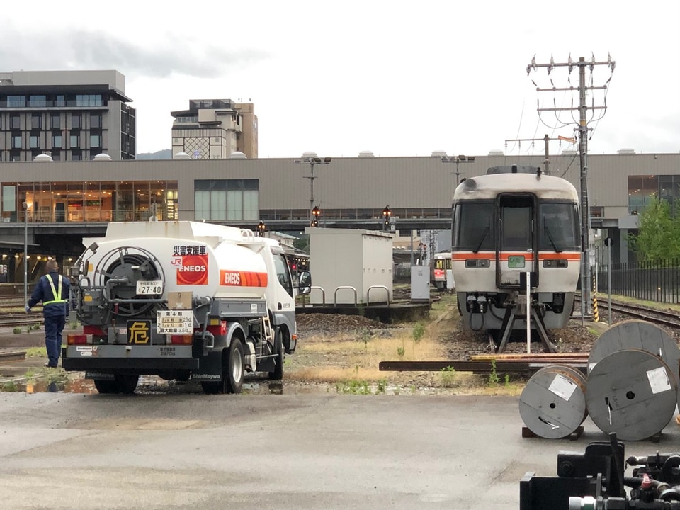 【JR海】キハ25形P105編成が高山駅構内でタンクローリー直結で給油の拡大写真