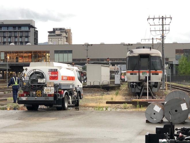 【JR海】キハ25形P105編成が高山駅構内でタンクローリー直結で給油