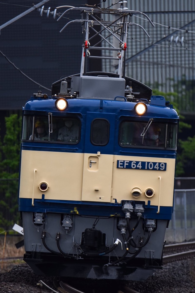 【JR貨】EF64-1049原色になり大宮車両所構内試運転を鉄道博物館付近で撮影した写真