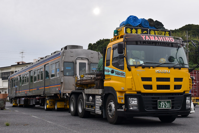 【南海】元南海6000系6905Fのうち6905号車が大井川鐵道へ譲渡陸送を三重県亀山市亀山トラックステーションで撮影した写真