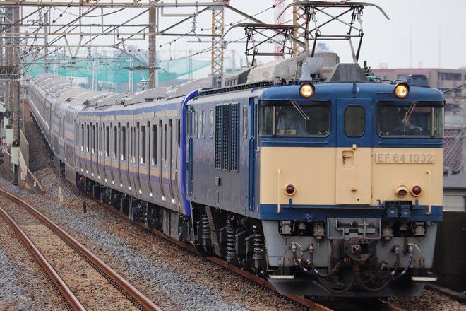 【JR東】E235系1000番代クラF-02編成 新津出場配給を西浦和駅で撮影した写真
