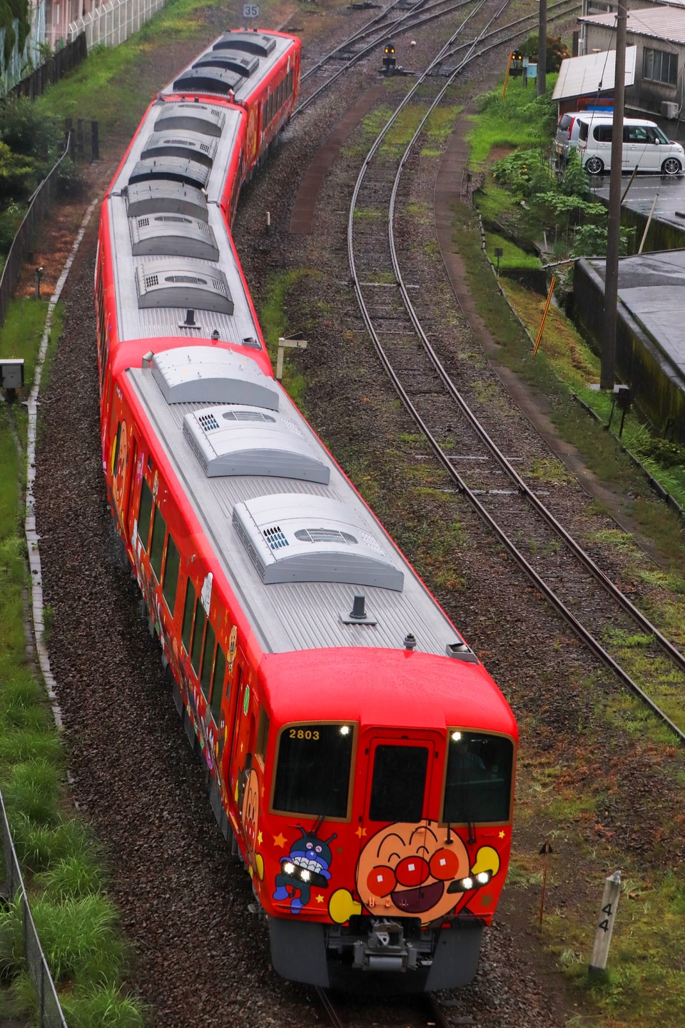 【JR四】2700系あかいアンパンマン列車 配属回送の拡大写真