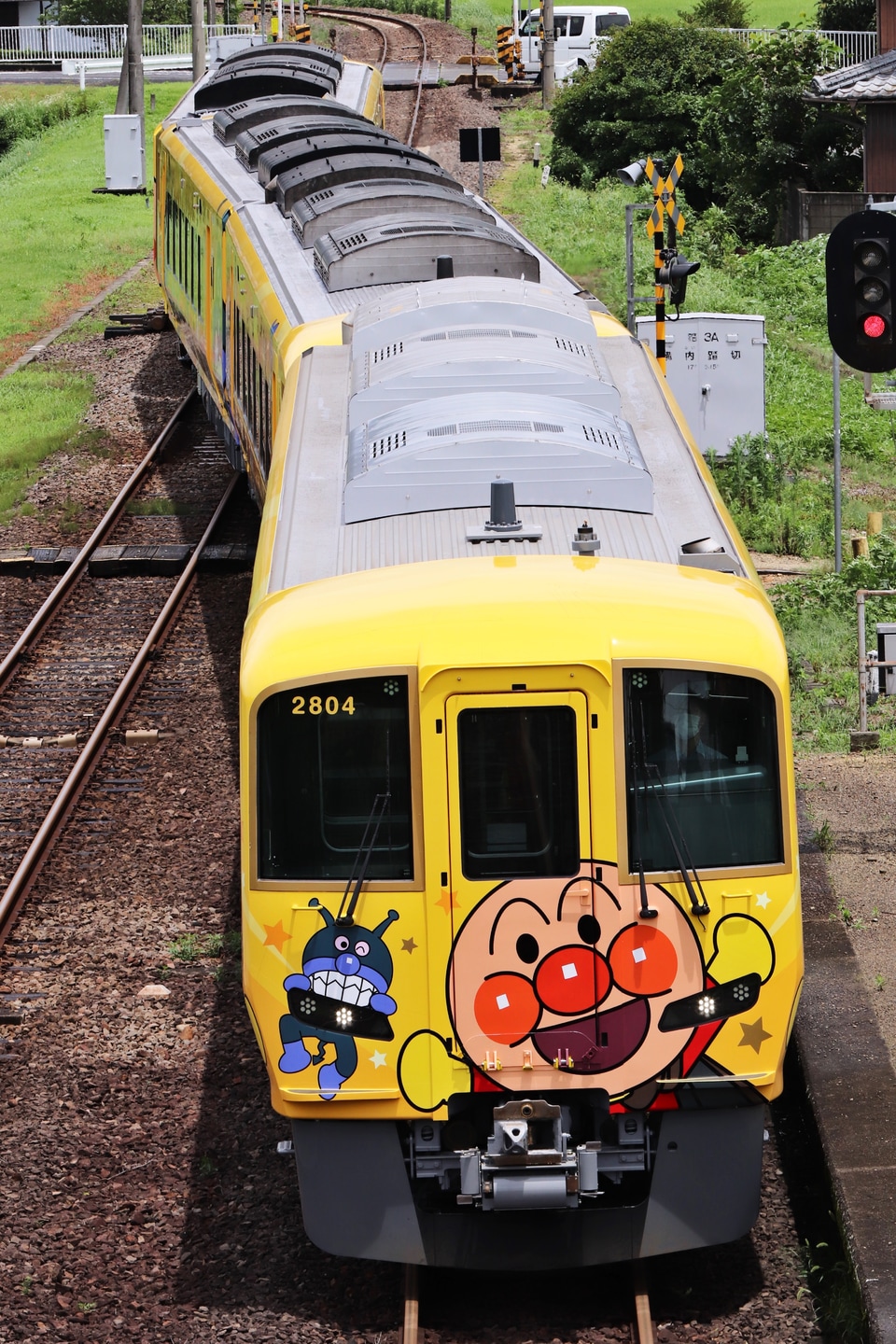 【JR四】2700系「きいろいアンパンマン列車」配属回送の拡大写真