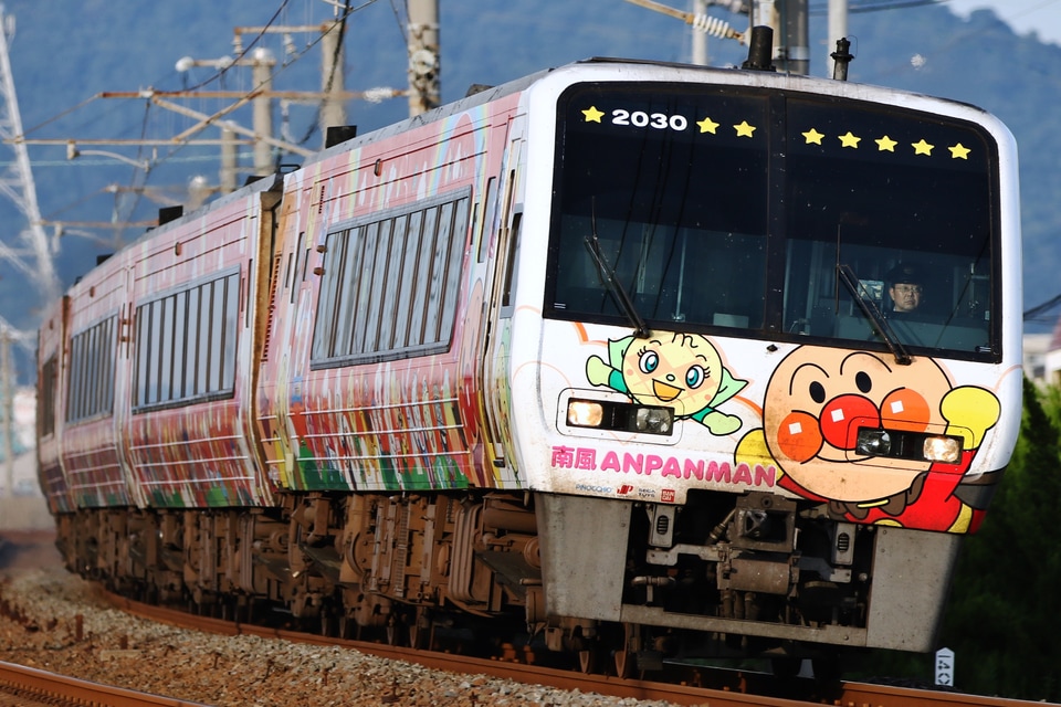 【JR四】2700系「きいろいアンパンマン列車」配属回送の拡大写真