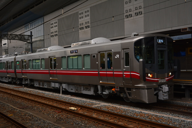 【JR西】七尾線用521系U04/U05/U06編成が近畿車輛を出場を京都駅で撮影した写真
