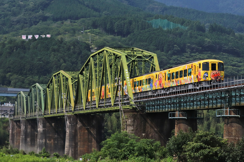 【JR四】2700系アンパンマン列車デビューの拡大写真