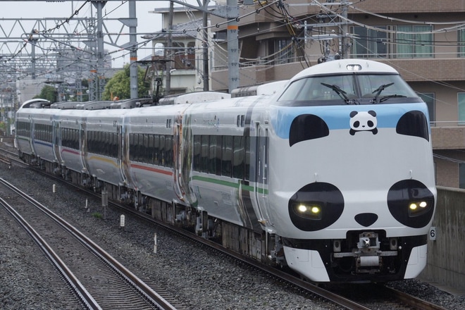 【JR西】パンダくろしおSustinable Smile Train本線試運転をJR総持寺駅で撮影した写真