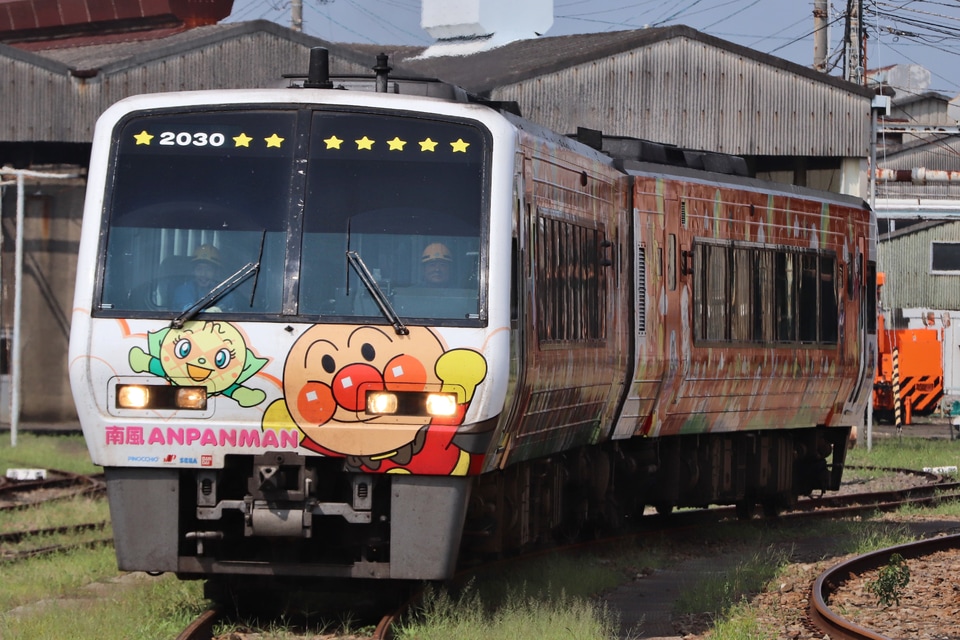 【土佐くろ】2000系アンパンマン列車オレンジ廃車回送の拡大写真
