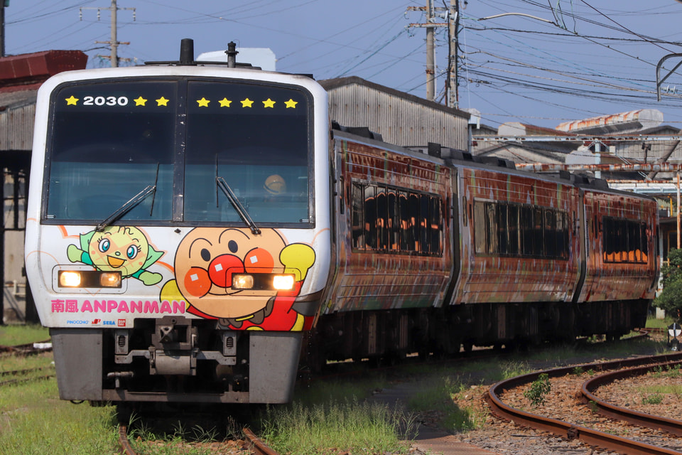 【土佐くろ】2000系アンパンマン列車オレンジ廃車回送の拡大写真
