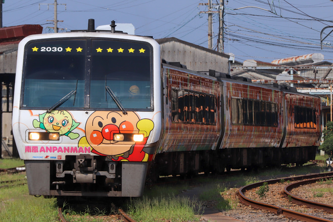 【土佐くろ】2000系アンパンマン列車オレンジ廃車回送を多度津工場で撮影した写真