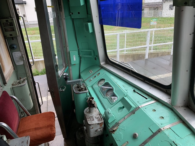 【上田】旧東急5200系の5251が城下駅ホームに展示を車内で撮影した写真