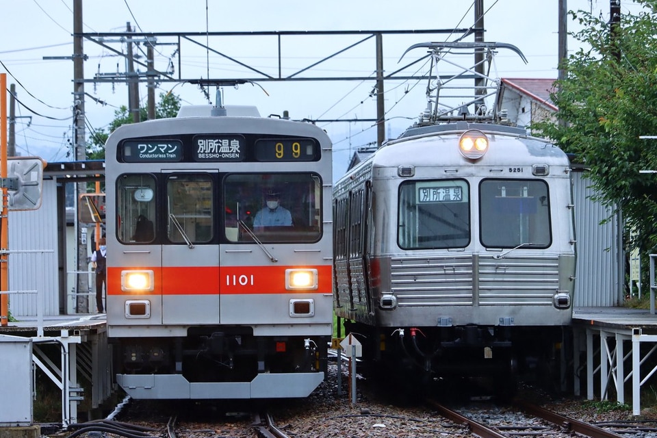 【上田】旧東急5200系の5251が城下駅ホームに展示の拡大写真