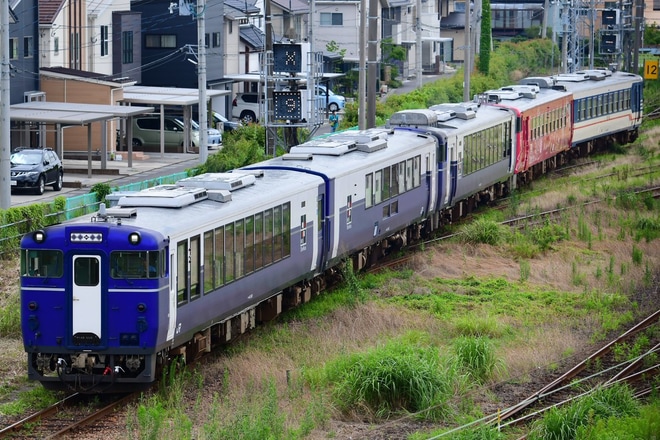 【JR東】只見線のキハ40と越乃Shu*Kuraが連結され入換を実施を新津駅付近で撮影した写真