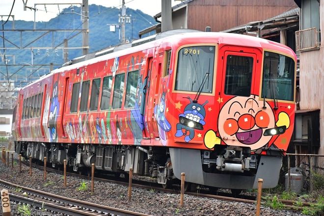 【JR四】あかいアンパンマン列車が高松へを不明で撮影した写真