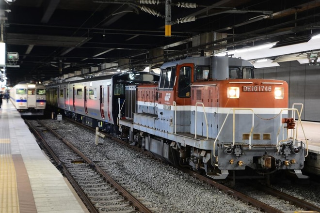 【JR九】821系UM001、UM002編成甲種輸送を小倉駅で撮影した写真