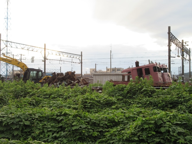 【JR貨】EF81-302が解体中を北九州貨物ターミナル駅解体線付近で撮影した写真
