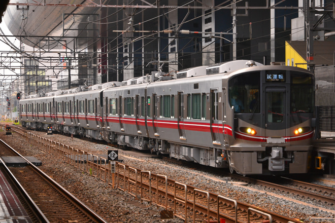 【JR西】521系100番台U07編成+U08編成+U09編成性能確認試運転を京都駅で撮影した写真