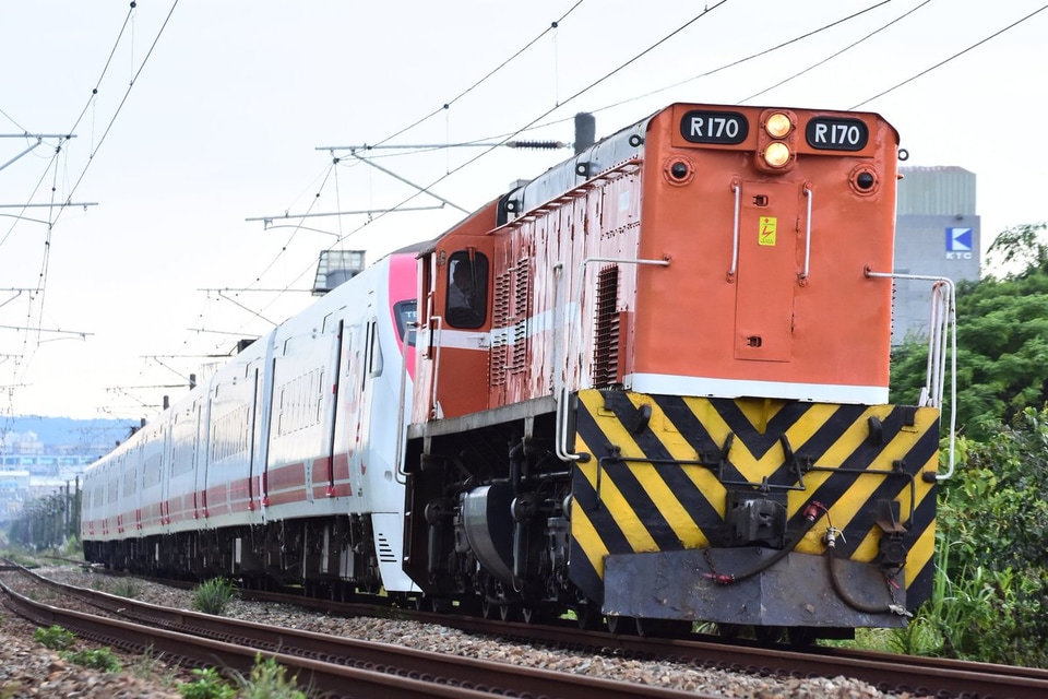 【台鐵】車両故障のTEMU2025/TEMU2026がR150型R170の牽引で回送の拡大写真