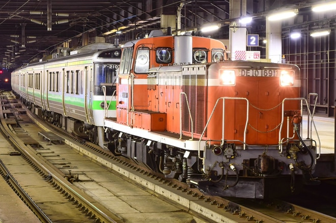 【JR北】DE10-1691牽引の721系救援回送を札幌駅で撮影した写真