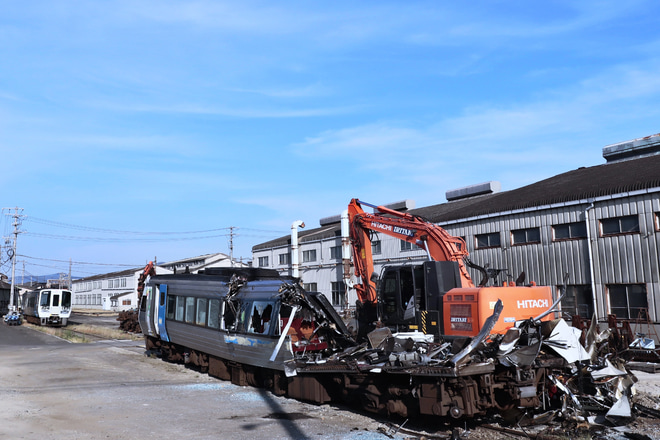 【土佐くろ】土佐くろ2000系(アンパンマン列車オレンジ編成)解体を多度津工場で撮影した写真