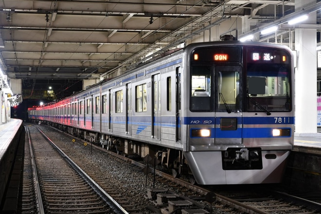 【北総】7300形7818編成が深夜に回送を京成高砂駅で撮影した写真