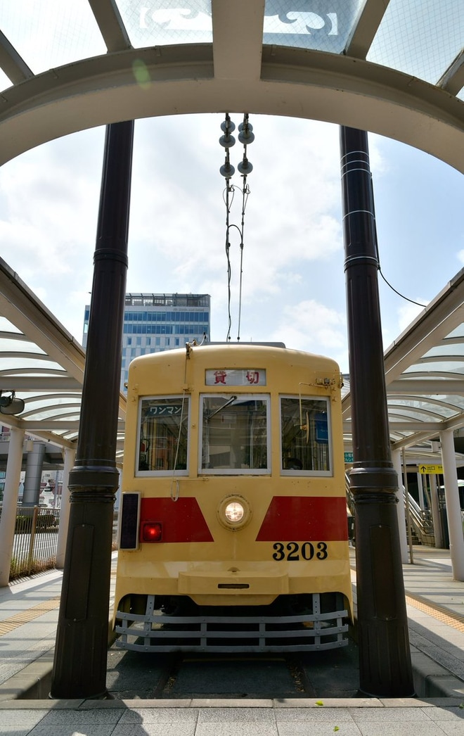 【豊鉄】モ3203号を使用した団体貸切列車「ぼくらのなつやすみプロジェクト2020」を駅前で撮影した写真