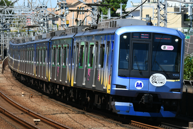 【横高】「ヨコハマトリエンナーレ2020」ラッピング電車運行開始を多摩川駅で撮影した写真