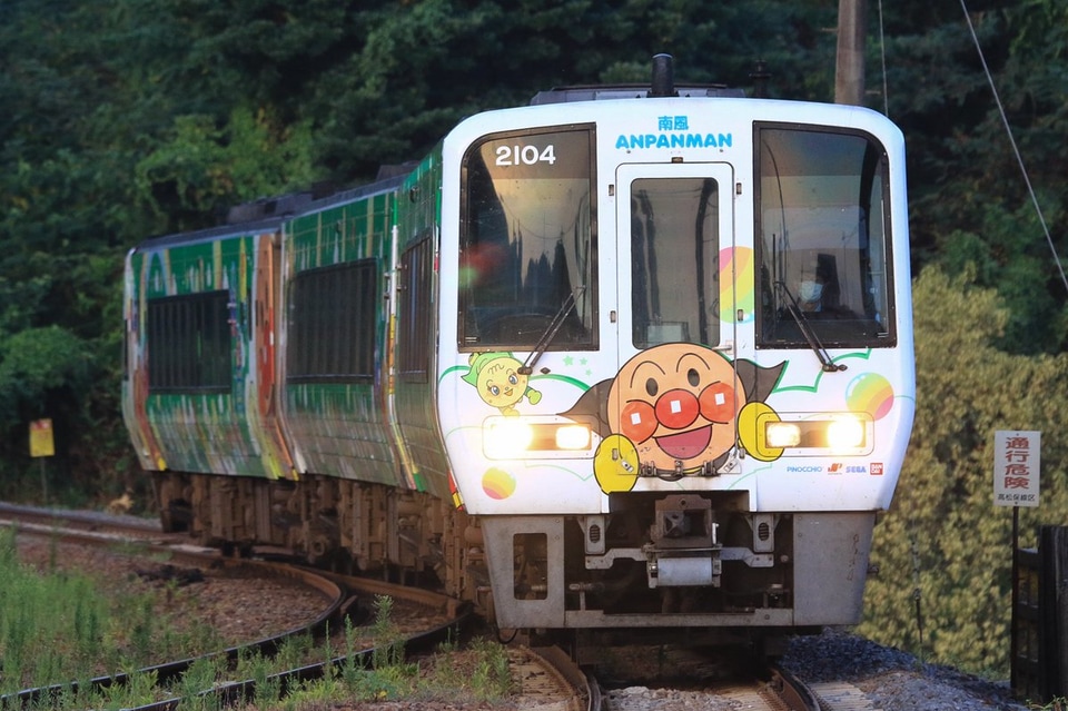 【JR四】2000系緑のアンパンマン号廃車回送の拡大写真