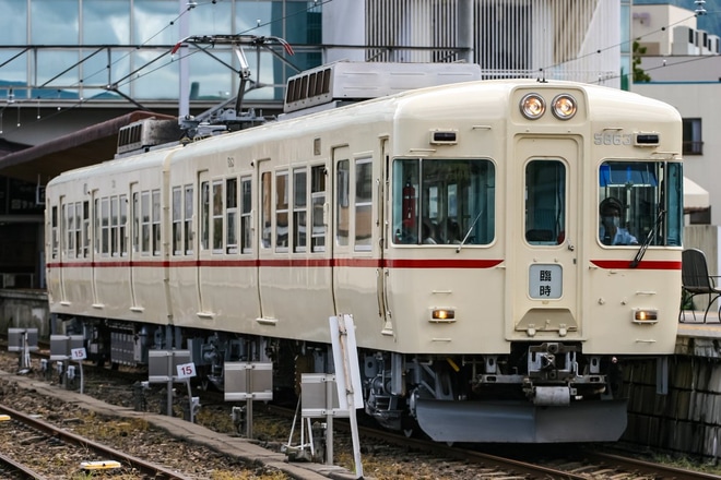 【富士急】1000系1001F(京王リバイバルカラー)が識別灯を付け代走運用にを富士山駅で撮影した写真