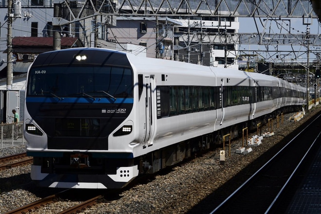 【JR東】E257系NA-09編成が長野へを土呂駅で撮影した写真