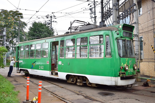 【札幌市交】240形242号が電車事業所で入換を電車事業所付近で撮影した写真