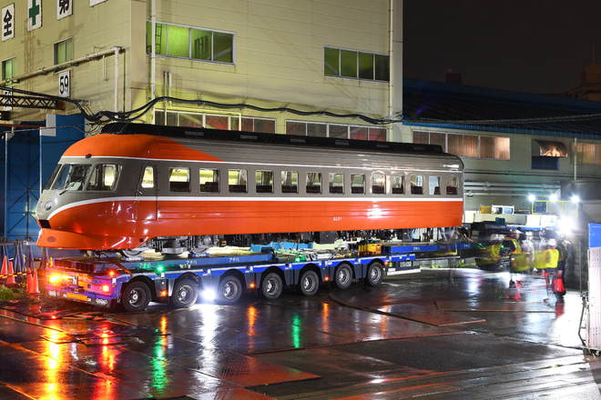 【小田急】旧3000形3021号車(SE) ロマンスカーミュージアム搬入陸送を海老名駅付近で撮影した写真