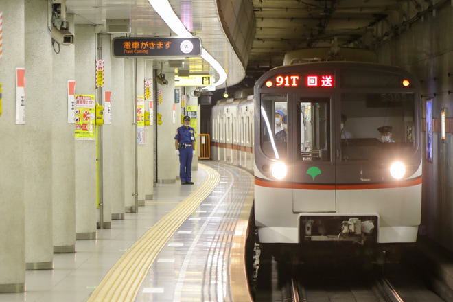 【都営】5300形5305編成廃車回送を五反田駅で撮影した写真