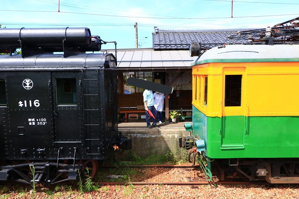 【新潟交通】かぼちゃ電車保存会による「かぼちゃ電車」の整備作業の拡大写真