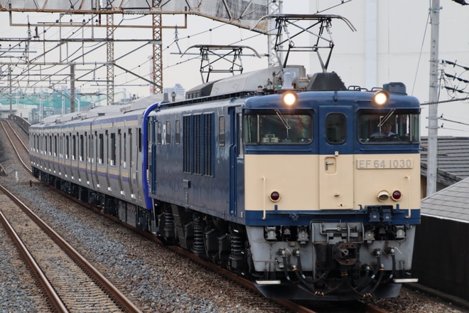 【JR東】E235系クラJ-03編成 J-TREC出場配給を西浦和駅で撮影した写真
