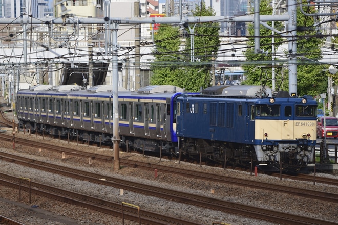 【JR東】E235系クラJ-03編成 J-TREC出場配給を横浜～戸塚間で撮影した写真