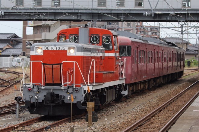 【JR西】415系C03編成廃車回送を松任駅で撮影した写真