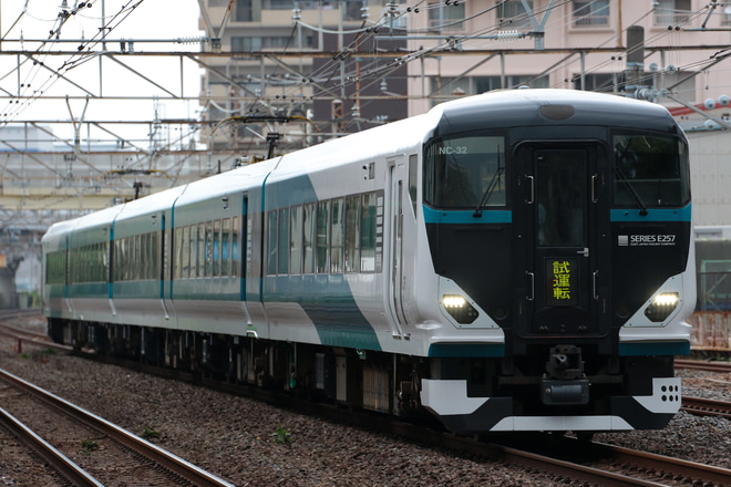 【JR東】E257系2500番代オオNC-32編成 常磐線内試運転を北松戸～松戸間で撮影した写真