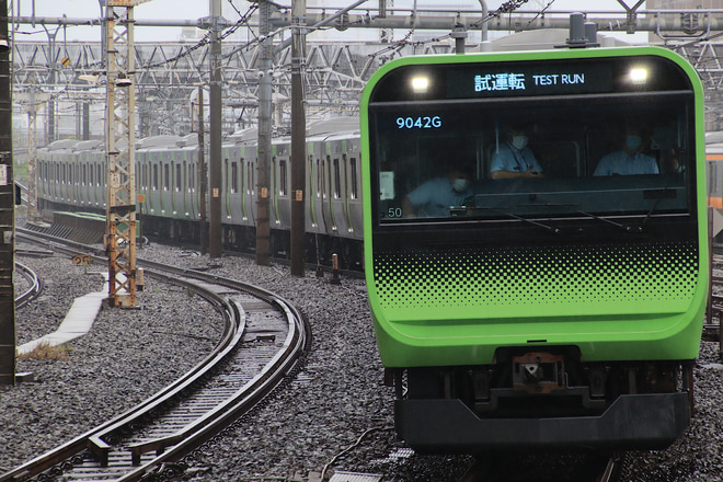 【JR東】E235系トウ50編成試運転を新宿駅で撮影した写真