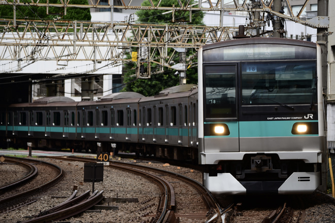 【JR東】E233系マト18編成TASC確認試運転で小田急新宿へを新宿～南新宿間で撮影した写真