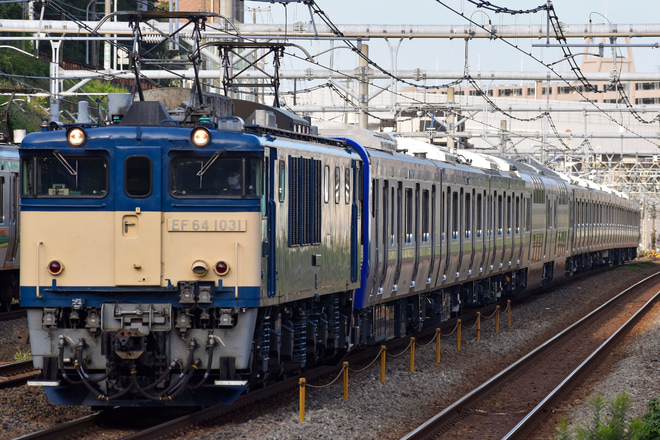 【JR東】E235系1000番台 クラF-03編成 配給輸送を新子安駅で撮影した写真