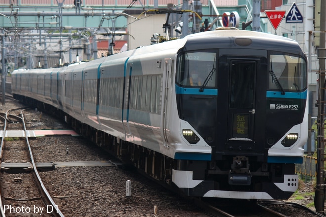 【JR東】E257系オオNA-03編成+オオNC-32編成 常磐線試運転を北千住駅で撮影した写真